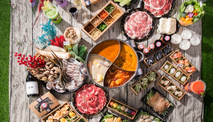 除了新推出的雞煲套餐外，「酒鍋」的直送火鍋服務同時備有多款套餐選擇，定價由每位港幣298元起（二人份起），可經www.tdpdelivery.com 預訂；選擇有「精選特盛牛肉套餐」丶「精選特盛海鮮套